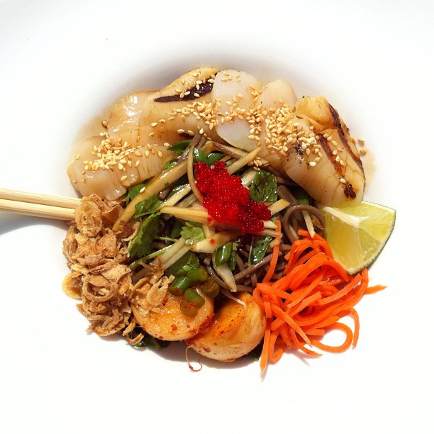 Gros pétoncles grillés, nouilles soba, herbes d'Asie et sauce ponzu (création du chef François Côté pour L'été des chefs 2012)