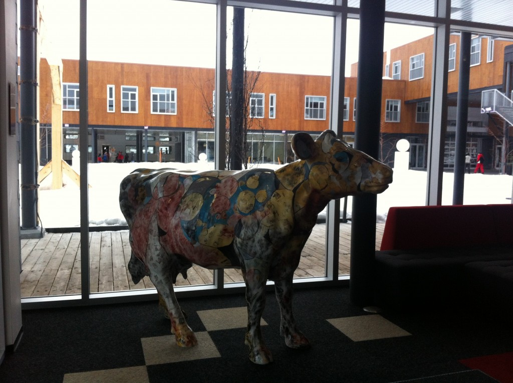 Cette vache canadienne en format réel, qui se trouve dans l'une des pièces communes, a été peinte par l'artiste Jimmy Perron, de l'Isle-aux-Coudres, lors du festival de peinture Rêves d'automne