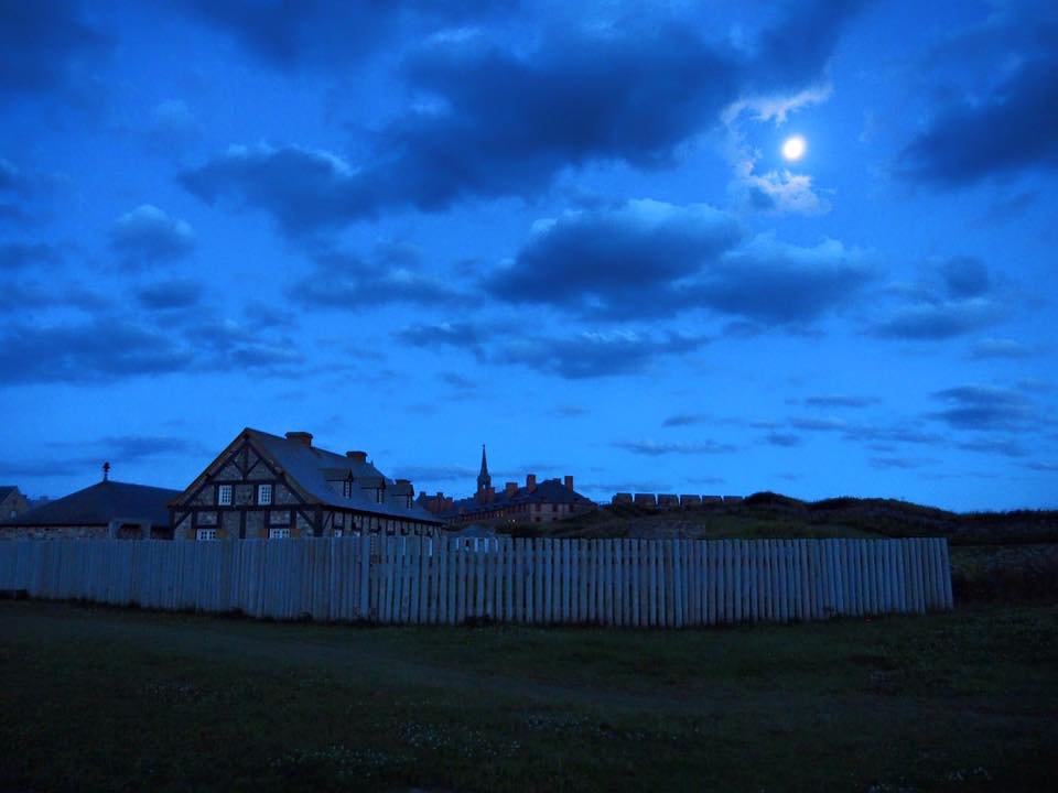 Promenade nocturne dans la Forteresse-de-Louisbourg, sur l'île du Cap-Breton, en Nouvelle-Écosse