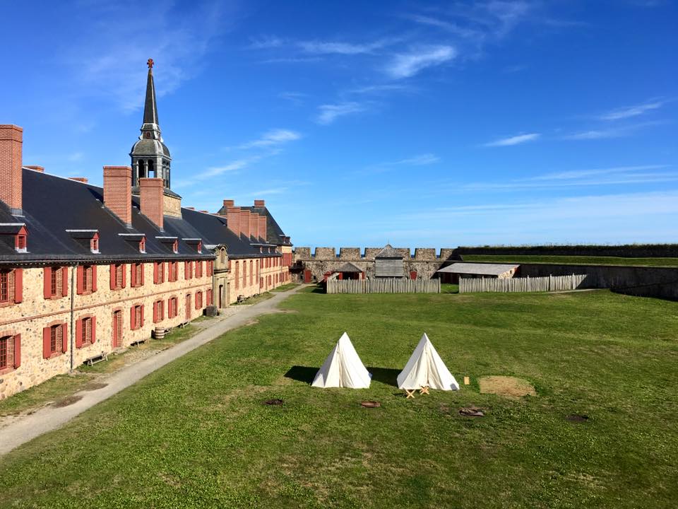 C'est dans ces tentes que ma famille et la famille de ma soeur avons dormi l'été dernier, au Lieu historique national de la Forteresse-de-Louisbourg, en Nouvelle-Écosse